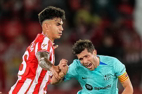 Marcos Pena challenges Sergi Roberto